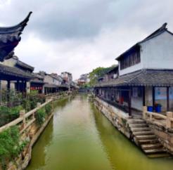 儿子涂鸦课桌爸爸主动带他打扫教室:还清洗了地毯和垃圾桶